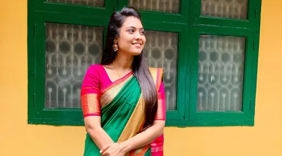 நீங்க அழகா... இல்ல சேலை அழகா... ஒரு கன்பியூஷனா இருக்கே... பவித்ரா ஜனனியின் பக்கா கலக்ஷன்ஸ்