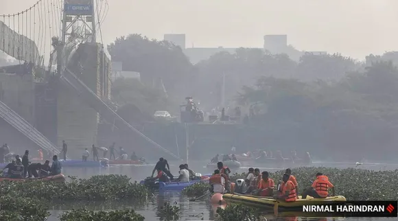 குஜராத் பாலம் விபத்து சோகம்; புகைப்படங்களை வைத்து குழந்தைகளை தேடி வரும் பெற்றோர்