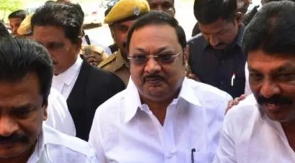 மு.க அழகிரி மீண்டும் கோர்ட்டில் ஆஜர்: ஸ்டாலின் அரசு பற்றி பேட்டி அளிக்க மறுப்பு
