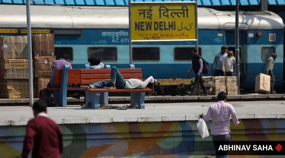 Delhi job fraud, Delhi job fraud case, New Delhi job fraud, New Delhi Railway Station, Delhi crime, Delhi news, ரயில்வேயில் வேலை வாங்கி வருவதாகக் கூறி மோசடி, ரயில்களை என்னும் பயிற்சி, ரூ 2.6 கோடி பணத்தை இழந்த தமிழ்நாடு இளைஞர்கள், புதுடெல்லியில் ரயில்களை எண்ணும் வேலை, Delhi latest, Tamil Nadu, Tamil Nadu men duped in Delhi, Northern Railways, job fraud case