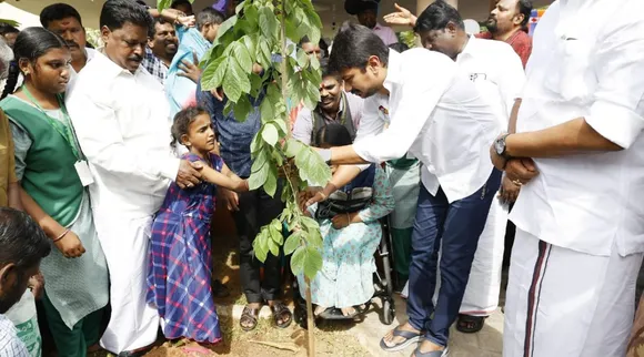 கோட்டூர்புரம் பூங்காவில் மாற்றுத் திறனாளிகளுடன் உரையாடிய உதயநிதி: ஸ்பெஷல் பஸ் பற்றி அறிவிப்பு