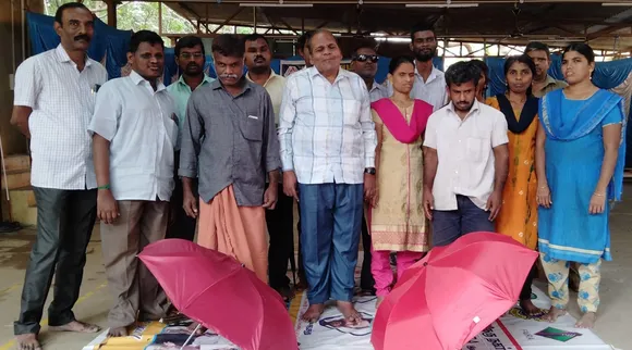 குடை தயாரிக்கும் பணியில் மாற்றுத் திறனாளிகள்: பொருட்கள் வாங்கி ஆதரவு தர கோரிக்கை