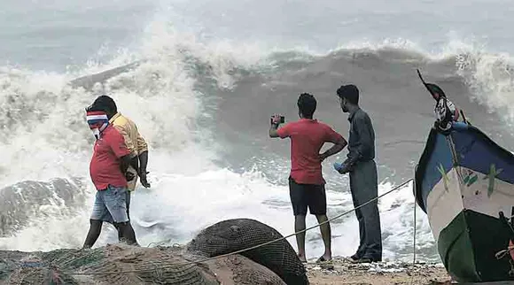 புயலை எதிர்கொள்ள மாமல்லபுரம் தயார்: தேசிய பேரிடர் மீட்பு படை முகாம்; மீனவர்கள் உஷார்