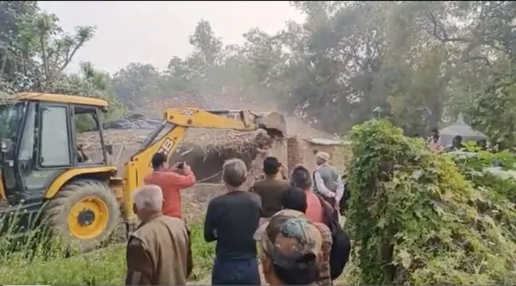 காதலியை தாக்கிய காதலன்.. வீடியோ வைரல்.. வீடு இடிப்பு