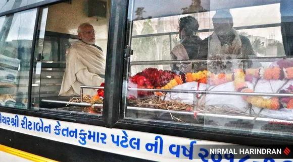 PM Modi pens tribute to his mother Hiraba after her demise Tamil News