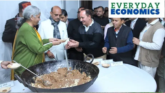 Budget halwa ceremony, why do we have Budget halwa ceremony, மத்திய பட்ஜெட், நிர்மலா சீதாராமன், அல்வா கிண்டுதல், சிவப்பு சூட்கேஸ்,Union budget 2023, Nirmala Sitharaman, Tamil indian express, express explained, budget bahi khata