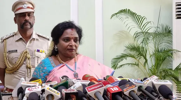 கால தாமதமாக தேசியக் கொடியேற்றம்: மன்னிப்பு கேட்ட தமிழிசை
