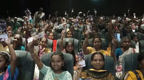 கோவையில் 'லேடிஸ் ஒன்லி' வாரிசு சிறப்புக் காட்சி: விஜய் ரசிகைகள் டான்ஸ்