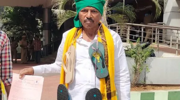 erode by-election, erode east by-election, erode east by-polls, erode east by-poll nominations, ஈரோடு கிழக்கு தொகுதி இடைத்தேர்தல், ஈரோடு கிழக்கு இடைத்தேர்தல், செருப்பு மாலையுடன் வந்த வேட்பாளர், candidate arrive with wears slippers garland, Tamilnadu