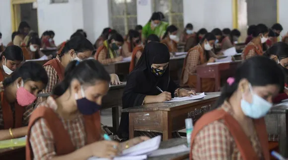 10-ம் வகுப்பு பொதுத் தேர்வில் தமிழ் தாள் எழுதுவதில் இருந்து விலக்கு அளிக்க மனு; பிப்.6ல் உச்ச நீதிமன்றம் விசாரணை