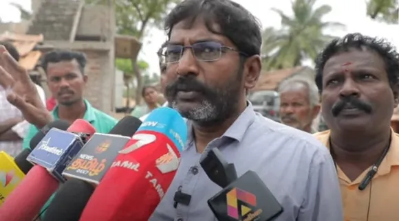 Savukku Sankar, Savukku Sankar visit Vengaivayal village, Savukku Sankar demand public water tank for all castes in Vengaivayal village, வேங்கை வயல் கிராமம், பட்டியல் இன மக்கள் குடிநீர் தொட்டியில் மனிதக்கழிவு கலப்பு, சவுக்கு சங்கர், வேங்கைவயல் கிராமத்தில் சவுக்கு சங்கர், எல்லா சமூகத்திற்கும் பொதுவான குடிநீர் தொட்டி தேவை, Savukku Sankar visit Vengaivayal, savukku sankar news