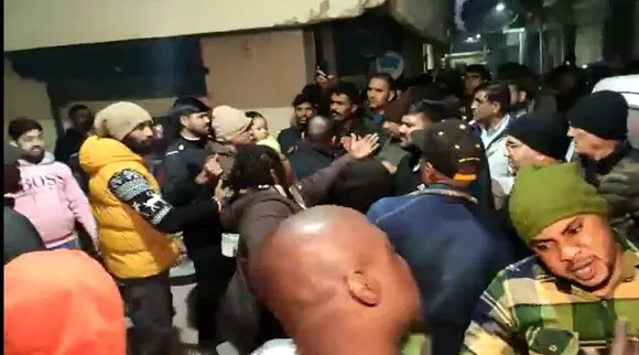 delhi police mob attack, police nigerians clash, neb sarai nigerians, delhi news, delhi latest news, delhi police news