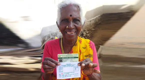 Pongal gift token, Pongal gift token distributed in Trichy, Trichy people happy, pongal gift token distributed to home, திருச்சி மக்கள் குஷி, பொங்கல் பரிசு டோக்கன் விநியோகம், திருச்சியில் பொங்கல் பரிசு டோக்கன் விநியோகம், Trichy news, latest Trichy news, pongal gift