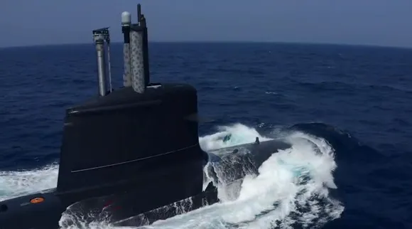 vagir submarine, INS Vagir conquering sea video goes viral, சீறிப் பாயும் இந்திய நீர்மூழ்கிக் கப்பல் வாகிர், வைரல் வீடியோ, இந்திய கடற்படை, Indian navy, Indian navy submarine, Indian navy vagir, Indian navy news, ins vagir, ins vagir submarine
