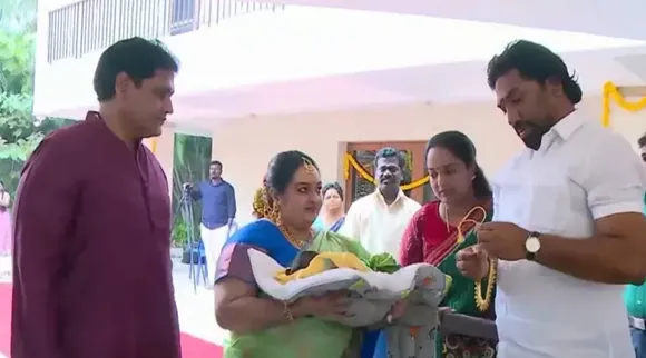ஜெ. தீபா குழந்தைக்கு பெயர் சூட்டு விழா: தங்கச் சங்கிலி அணிவித்து ஓ.பி.எஸ் மகன் வாழ்த்து