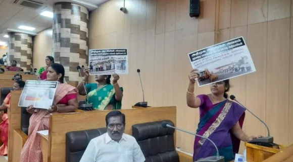 Thanjavur Corporation, new bridge collapse, DMK and AIADMK members clash, தஞ்சை மாநகராட்சி, 15 நாட்களில் பாலம் பழுது, அ.தி.மு.க-வினர் பேசும்போது மைக் ஆப் செய்த மேயர், Thanjavur Corporation new bridge collapse, DMK AIADMK members clash