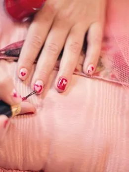 painting-fingernails-635261__340 (1)