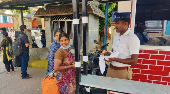 Kovai news, Kovai summer heat, covai traffic police video goes viral, கோடை வெயிலில் அவதிப்பட்ட இளம் தாய்... கைக்குழந்தையை வாங்கி வைத்திருந்த காவலரின் மனிதநேயம் , Summer heat in Covai, Traffic police humanity, Traffic police take care newborn baby