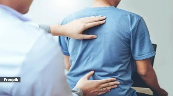 Smoking not only affects the lungs,smoking has an impact on spine health too, ஸ்மோக் பண்றீங்களா பாஸ், நுரையீரலுக்கு மட்டுமல்ல; முதுகுத் தண்டுக்கும் பகை