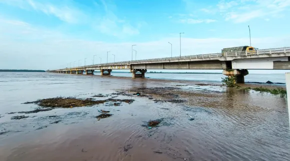 Kodhavari river, Kodhavari river flooding, Flooding in Kodhavari river, Yanam is to prevent water flow in Kothavari river flooding, கோதாவரி ஆற்றில் வெள்ளப்பெருக்கு, ஏனாம் கரையோரம் மணல் மூட்டைகள் வைத்து நீர்வரத்து தடுப்பு, Flooding in Kodhavari river, Yanam prevent water flow in kothavari river