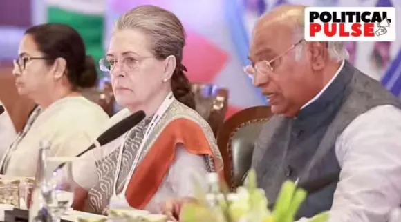 opposition meeting in bengaluru, oppn alliance, bengaluru, karnataka, lok sabha polls, 2024 polls, 2024 தேர்தல் எதிர்க்கட்சி கூட்டணிக்கு பெயர் இந்தியா, இந்திய தேசிய வளர்ச்சியை உள்ளடக்கிய கூட்டணி, congress, tmc, sonia gandhi, mamata banerjee, AAP, DMK, RJD, indian express news, indian National Developmental Inclusive Alliance