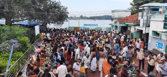 திருச்சி, கன்னியாகுமரியில் பல்லாயிரக்கணக்கானோர் முன்னோர்களுக்கு தர்ப்பணம்