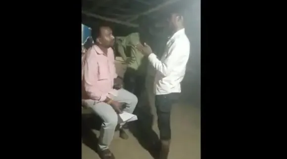 Dalit man assaulted, UP Dalit man assaulted, Dalit man made to lick shoes, ஷூவை நக்கச் செய்து தலித் சமூகத்தைச் சேர்ந்தவர் மீது தாக்குதல்; உ.பி போலீஸ் அதிரடி கைது, UP Sonbhadra dalit man assault, UP dalit crime, crimes against dalits, UP, sonbhadra, Tamil indian express