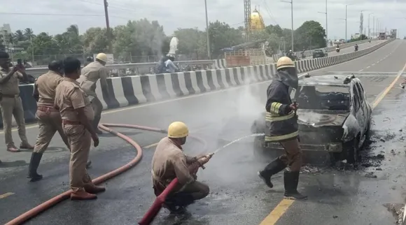 car fire at middle of the road, Coimbatore, Pollachi, கோவை அருகே நடு ரோட்டில் தீப்பற்றி எரிந்த கார், car fire at middle of the road near Coimbatore, coimbatore news, Kovai news