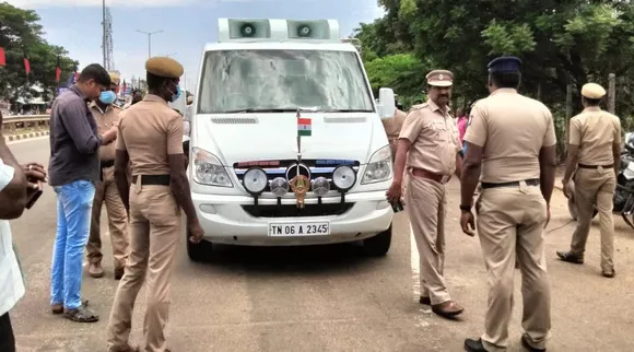 man injury police help him in Thanjavur, stalin convoy coming, police, ஸ்டாலின் வாகனம், சாலையைக் கடக்க முயன்ற நபர் கீழே விழுந்து காயம், போலீஸ் உதவி, A man injury police help him, Thanjavur, stalin convoy