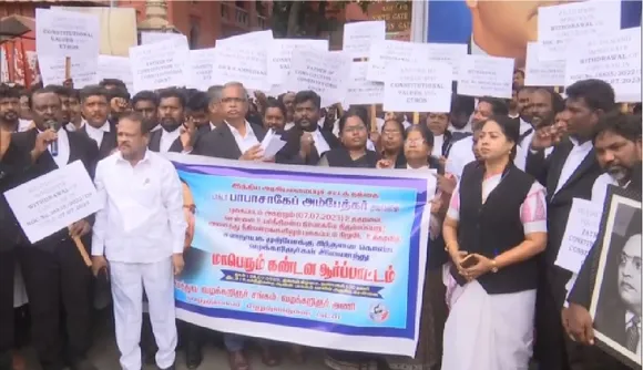 சென்னை உயர்நீதிமன்ற வழக்கறிஞர்கள் ஆர்ப்பாட்டம்