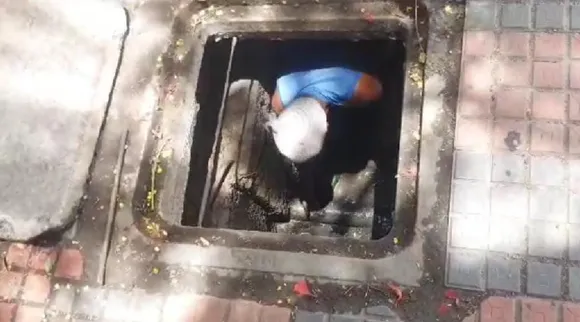Coimbatore: civic workers cleaning drains bare hands Tamil News