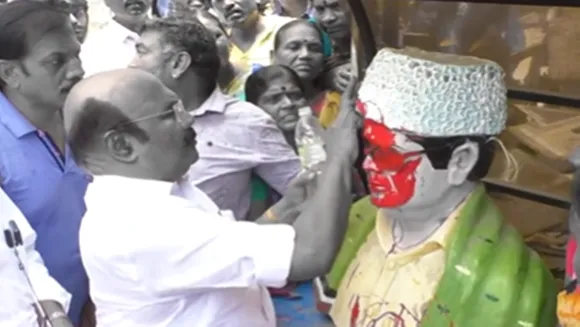 Mysterious persons poured paint on MGR statue in Chennai