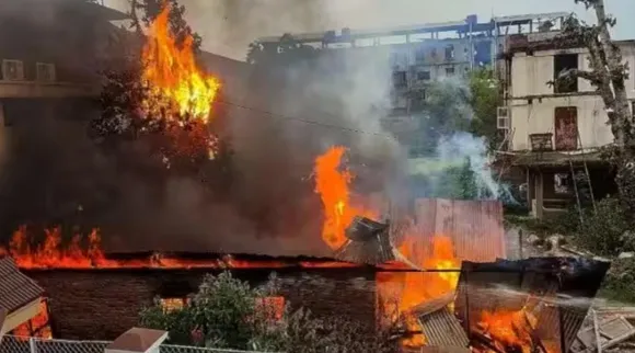 manipur violence, manipur video case, manipur mob violence, manipur sexual assault case, மணிப்பூர் வன்முறை, மணிப்பூர் பெண்கள் வன்கொடுமை வீடியோ, உச்ச நீதிமன்றம், மணிப்பூரில் சட்டம் ஒழுங்கு முற்றிலும் சீர்குலைவு, மணிப்பூர் டி.ஜி.பி நேரில் ஆஜராக சுப்ரீம் கோர்ட் உத்தரவு, manipur sexual assault, manipur violance news, manipur sexual assault case, manipur case in supreme court, supreme court manipur case, Tamil indian express news