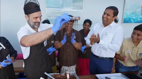 Rahul Gandhi makes Chocolates in Ooty video goes viral, Rahul Gandhi makes Chocolates, ஊட்டி ‘ஆல் வுமென் ஃபேக்டரி’யில் சாக்லேட் தயாரித்த ராகுல் காந்தி, ராகுல் காந்தி வைரல் வீடியோ, Rahul Gandhi makes Chocolates in Ooty, Rahul video goes viral, congress leader rahul gandhi, gst heavy for chocolate