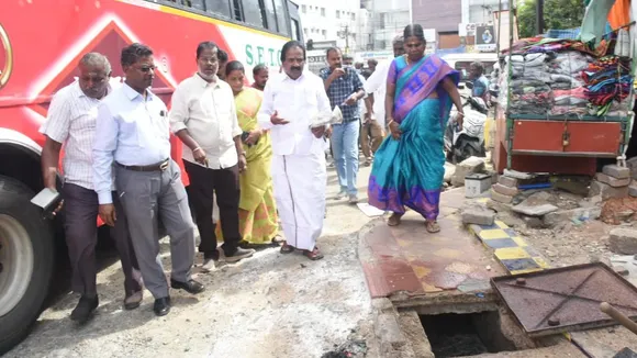 Tiruchirappalli Mayor, Tiruchi Bus stands, Tiruchi sanitary works, திருச்சி பஸ் நிலையத்தில் மேயர் ஆய்வு, சுகாதார பணிகளில் கவனம் செலுத்த உத்தரவு, Tiruchirappalli Mayor inspects at Bus stands, Tiruchirappalli Mayor order to focus on sanitary works