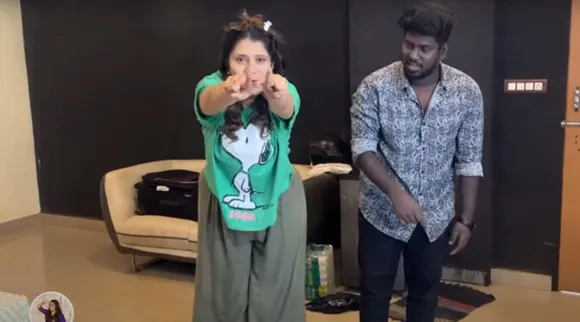 Priyanka practice Kaavalaa song dance steps, Vijay TV DJ black dance training to Priyanka, காவலா ஸ்டெப் போட்டுப் பழகிய விஜய் டி.வி பிரியங்கா, டிரெயினிங் கொடுத்த டி.ஜே பிளாக், வீடியோ, Priyanka Kaavalaa song dance steps, Vijay TV DJ black