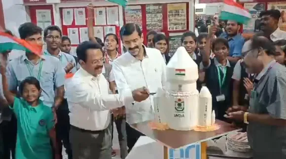Chandrayaan 3, success chandrayaan 3, coimbatore news, Tamil news, 2.5ft rocket shaped cake cutting celebration in Coimbatore, சந்திராயன் - 3 வெற்றி, கோவையில் 2.5 அடி ராக்கெட் வடிவ கேக் வெட்டி கொண்டாட்டம், கோவை செய்தி, Chandrayaan 3 success, 2.5ft rocket shaped cake cutting celebration in Coimbatore