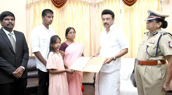 MK Stalin gives Rs 25 lakh to the family of a constable who died on duty in Trichy, பணியின்போது உயிரிழந்த காவலர் குடும்பத்திற்கு ரூ.25 லட்சம் வழங்கி மு.க. ஸ்டாலின் ஆறுதல், MK Stalin gives Rs 25 lakh to the family of a constable who died on duty in Trichy