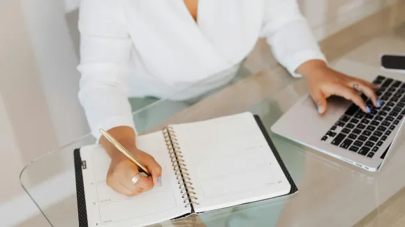 Claude AI for Professional Writing Accuracy, Tone, and Efficiency