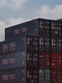 Business Opportunities in Freight Trucking Industry Freight Trucking Opportunities Freight broker Freight brokers match shippers with carriers and earn commissions on each load. LTL shipping LTL carriers deliver smaller loads over shorter distances. Freight forwarding Freight forwarders book transportation and clear customs for their customers. Warehousing Shippers store goods in warehouses until shipping. Logistics consulting Logistics consultants improve supply chain management. Truck leasing Businesses lease trucks from leasing companies. Truckload shipping Truckload carriers haul large loads long distances. Parcel shipping Parcel carriers deliver small packages. Distribution Distributors ship goods from manufacturers to retailers. Intermodal shipping Intermodal carriers transport goods using trucks, trains, and ships.