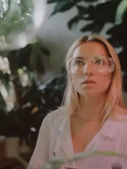 Career opportunities in Botanist (Plant Biologist) Biotechnologist and botanist careers This occupation creates living plant products. Florist Florists decorate business meetings. Florists network with interior designers and wedding planners. Plant geneticist Study goals, plant cross-pollination, gene isolation, breeding, recordkeeping, and research publication. Field botanist Lab and outdoor plants are grown. They improve crop yields, develop new drugs, and identify plant invasions. Naturalist Naturalists promote environmentalism. Plant Winners Scientists are saving the planet. Arborist They devise ways to heal damaged or destroyed trees. Farm manager Crop and dairy farms have managers. Biotech advisor Environmental safety, healthcare, and technology professionals benefit. Pharma and biotech employ them. Biostatisticians They investigate products and data with various companies.