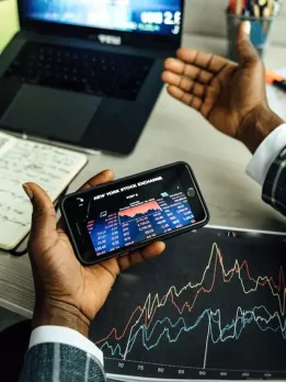 Career Opportunities in Financial Software Developer. Financial Software Developer Banks and Credit Unions Careers Software engineers are needed by large banks and credit unions but not by smaller ones. Card Issuers Innovative software helps credit card companies compete. Credit card software engineers rank. Investment Firms Wealth management and investment firms hire engineers to develop investing software and tools. SaaS Firms Many SaaS companies create financial software. Financial Services Financial software engineers develop, modify, and update banking and finance software. Budgeting app Personal finance management software is a good app idea for entering this market easily. Trading app startup Investment and trading apps can also attract market attention. Digital wallets Digital wallets are growing rapidly because they free users from carrying wallets and cards. Blockchain apps Fintech's growing importance makes blockchain a profitable business idea. Crowdfunding solutions Crowdf