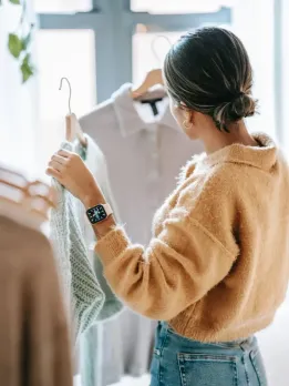 Business opportunities in Clothing store Export surplus clothes Cheap export-quality clothing is needed. Most urban youth want to look fashionable. Open a clothing store You can open a clothing store