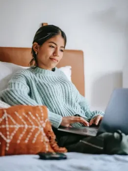 10 Online Jobs That Pay Well and Require No Experience. Blogger Blog to freelance write without clients. Blogging can launch an online business. Transcription Transcriptionists earn well if they can type quickly and accurately. Proofreader If you have good spelling, grammar, and attention to detail, consider proofreading. Online Data Entry Online data entry is the easiest part-time job. Data entry is simple. Online polls Part-time online surveys are popular. Easy surveys. Freelance Writer Without experience, freelance writing is one of the most lucrative online jobs. Microtasker These platforms let anyone make money doing microtasks like online data entry, short surveys, and company research. Web Tester User tests can improve design and UX. Website testers earn per test. Web researcher Research is a flexible way to make extra money in your spare time. Client Service Customer service is another unexperienced online job. Phone, chat, and email customer service jobs exist.