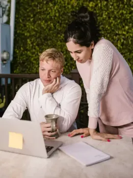 How to Make Money Online With Online Courses and Webinars. Online Courses and Webinars for Profit Always Value Value webinar attendees. Your broadcasts must inform to sell. Correct Timing Webinar dura