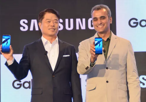 From Left to right Mr. HC Hong President and CEO Samsung Southwest Asia with Mr. Asim Warsi Senior Vice President Mobile Business Samsung India launching the Samsung Galaxy S