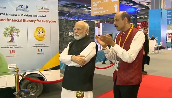 P.Balaji Chief Regulatory and Corporate Affairs Officer Vi showcasing Vi usecases to Honble PM Shri Narendra Modi at Vi Booth at IMC 2023