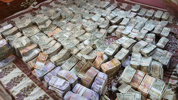 नोटों से भरे मिले दो बेड