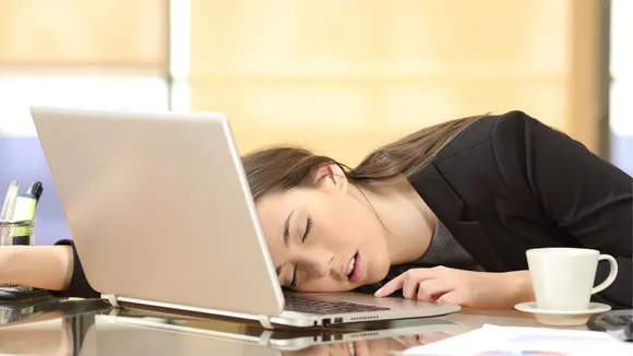 बैठकर काम करन से नींद प्रभावित होती है