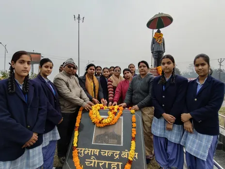 सुभाष चंद्र बोस के चित्र पर श्रद्धा सुमन अर्पित करती डॉक्टर सुदामा प्रसाद विद्यालय की छात्राएं 
